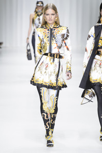 versace-rs18-5684.thumb.jpg.fa1117ec63103a5ff306ee892cfdd4ec.jpg