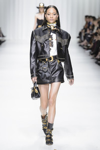 versace-rs18-5804.thumb.jpg.0c6abbb12d45ee696f745952e9150322.jpg