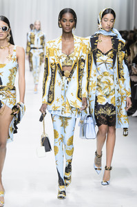 versace-rs18-5889.thumb.jpg.b8aeeeaa5f00ec5d6a75afaccd6d29fb.jpg