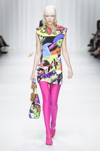 versace-rs18-6148.thumb.jpg.ed68064fb38e1d747a9c1d0eac84ec5d.jpg