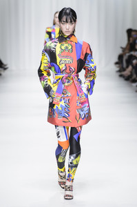 versace-rs18-6178.thumb.jpg.75a9f614a9847fac1ff273d0d05cdeaf.jpg