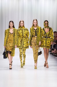 versace_women_SS18-(1).thumb.jpg.9010ba3a2e2fe1faa906ba3484d118d3.jpg