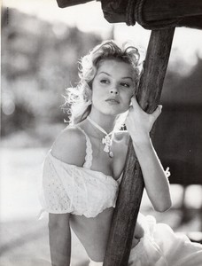vogue-italia-may-1993-024.thumb.jpg.903ee6b374cdd9c216b0457c5ed4a8b6.jpg
