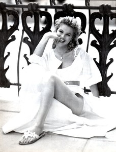 vogue-italia-may-1993-027.thumb.jpg.27df6081f3263ae8ef5fcfa83e175515.jpg
