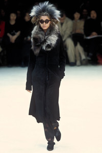 yohji-yamamoto-fw-2000-2.thumb.JPEG.ed2a898eb842ecf9730aa5413cc859c9.JPEG