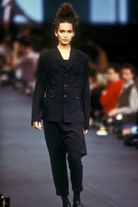 yohji-yamamoto-ss-1986-1.thumb.jpg.8cd67e2e1985a5c1967c243a22acfeab.jpg