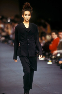 yohji-yamamoto-ss-1986-3.thumb.jpg.75c7182dbe86a7c96be668280618c375.jpg