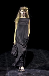 yohji-yamamoto-ss-2001-1.thumb.jpg.17c9e08d2f356b86b99c46e001a844bb.jpg