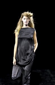 yohji-yamamoto-ss-2001-2.thumb.jpg.ac5f379142f37aef6f4c1a821b41c8b0.jpg