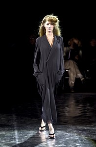 yohji-yamamoto-ss-2001-4.thumb.jpg.bd4b08c4d7a5b6f9735025c3a6f3b62e.jpg