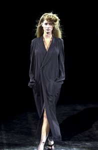 yohji-yamamoto-ss-2001-5.thumb.jpg.1d47380130a1a043ce97d3fcafbf30e7.jpg