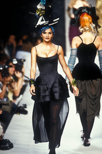 0_chanel-hc-fw-1992-1_html.thumb.JPEG.273bf0859f7d03508446d6198bc9cbde.JPEG
