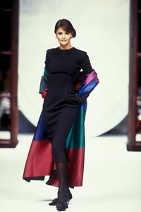 0_christian-dior-hc-fw-1992-1_html.thumb.JPEG.a31b62521fecbc7940b670f30000869f.JPEG