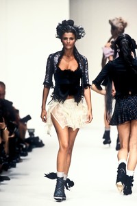 0_john-galliano-ss-1994-1_html.thumb.JPEG.c3e6157f40593b2f604fd217092d0f43.JPEG