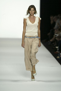 0_marc-jacobs-ss-2004-1_html.thumb.JPEG.c8b097d92261faf4f56c47a2fb802829.JPEG