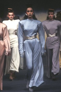 0_mugler-fw-1983-17_html.thumb.JPEG.161def80fa16c20e8e929222d438732d.JPEG