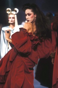 0_mugler-fw-1983-1_html.thumb.JPEG.0219f19194d335bc9819d4cb7a086260.JPEG
