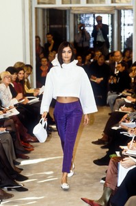 0_prada-ss-1991-1_html.thumb.JPEG.95a8b5633870bea462af205fa3beded9.JPEG
