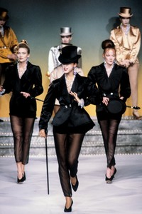 0_thierry-mugler-fw-1982-1_html.thumb.JPEG.83ac00e33b2609710160c8af20948767.JPEG