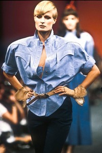 0_thierry-mugler-ss-1985-14_html.thumb.JPEG.a968bb000cae7460f2378ac3bcd72dea.JPEG