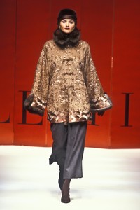 0_valentino-hc-fw-1993-1_html.thumb.JPEG.313b9f448f383bed66aa09d2782b69fa.JPEG