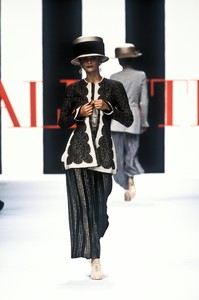 0_valentino-ss-1994-1_html.thumb.JPEG.c2c0085f8d0981c16114d6a2b760f1ed.JPEG