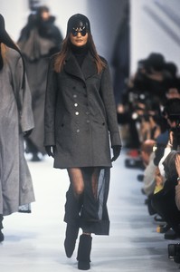 10_karl-lagerfeld-fw-1993-11_html.thumb.JPEG.4b54eb17cb8fd560f3c95c15e9bba26e.JPEG