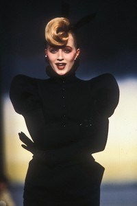 10_mugler-fw-1983-27_html.thumb.JPEG.d49df36b031c406e086ff7a0679433ec.JPEG