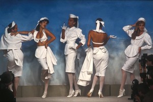 10_thierry-mugler-ss-1982-27_html.thumb.JPEG.d95c46765cebd1c344b665d7b4e69a67.JPEG