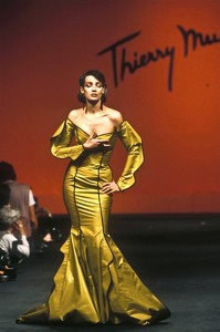 10_thierry-mugler-ss-1985-24_html.thumb.JPEG.068b6b8b0cd20f536920c4616a63de9e.JPEG