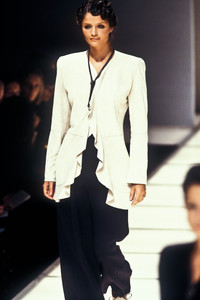 11_giorgio-armani-ss-1994-12_html.thumb.JPEG.00ff91982e8142824075cfae2be1c6c9.JPEG