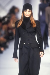 11_karl-lagerfeld-fw-1993-12_html.thumb.JPEG.cec88a5fff423fe6c3145a986eaf0bed.JPEG