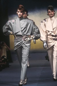 11_mugler-fw-1983-12_html.thumb.JPEG.b4ff36b35229ce98233fb144446cab3f.JPEG