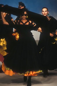 11_thierry-mugler-ss-1982-12_html.thumb.JPEG.13a8eb63ab11c619997eb700ce517f47.JPEG