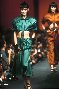 11_thierry-mugler-ss-1985-12_html.thumb.JPEG.8401fdad48bb42ff397c692289c4690f.JPEG