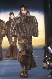 12_mugler-fw-1983-13_html.thumb.JPEG.8fa7d3adfefc9e9c04ee0da77ffd1799.JPEG