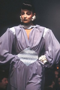 12_mugler-fw-1983-29_html.thumb.JPEG.8a6db3a2a1a148d2f820827abd6d191e.JPEG