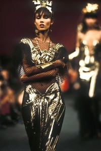 12_thierry-mugler-ss-1985-26_html.thumb.JPEG.ad03c8a16d0dbad454dbef25e940fed2.JPEG