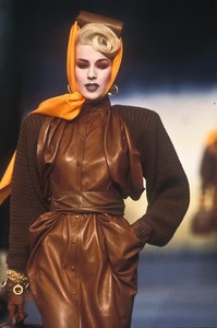 13_mugler-fw-1983-14_html.thumb.JPEG.6bf7855c62252dec888e2c5d5661158d.JPEG
