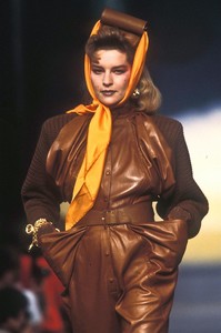 14_mugler-fw-1983-15_html.thumb.JPEG.31d2e2f6efa9e5ead750b399822d7b02.JPEG