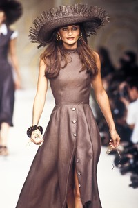 14_valentino-ss-1993-15_html.thumb.JPEG.e70c770a79a58892b397ba6815d1e4dd.JPEG