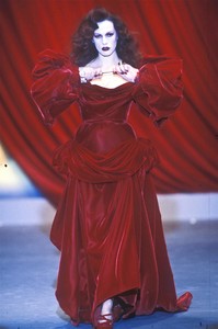 15_mugler-fw-1983-16_html.thumb.JPEG.daaecb2e54a780cd64d0761cc8beea60.JPEG