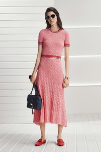 19-boss-womenswear-spring-2018.thumb.jpg.8cbd1161e4c4c980cb9bef382f2e1ce2.jpg