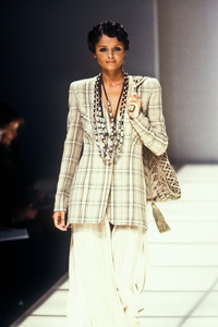 1_giorgio-armani-ss-1994-2_html.thumb.JPEG.d53282f996b1ed954592481a94a42aed.JPEG