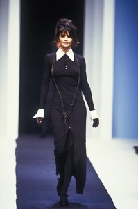 1_karl-lagerfeld-fw-1992-2_html.thumb.JPEG.4e586c28e74147c660209b8f36b240ce.JPEG