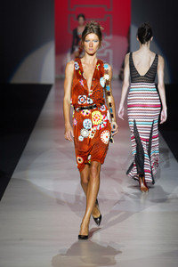 1_missoni-ss-2003-2_html.thumb.JPEG.d8493e73414b2c1aaf9a0f9b6d555a89.JPEG