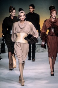 1_thierry-mugler-fw-1982-2_html.thumb.JPEG.9ec972c355072da05539f49e5155ebff.JPEG