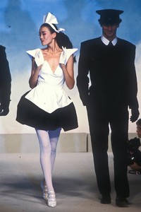 1_thierry-mugler-ss-1982-2_html.thumb.JPEG.9f50b540a10dd8ed92497c263e283fe7.JPEG