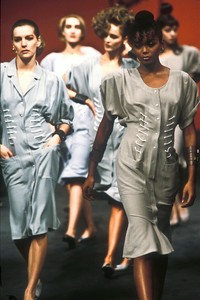 1_thierry-mugler-ss-1985-15_html.thumb.JPEG.0abd44d8fa1d7df23d28df26d61fc487.JPEG