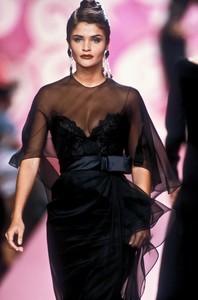 1_valentino-hc-fw-1991-2_html.thumb.JPEG.13fdb48495d72f9c1906a32762a5d948.JPEG